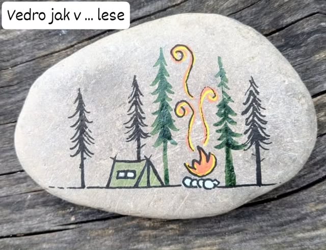 Pod korunami stromů — malovaný kamínek