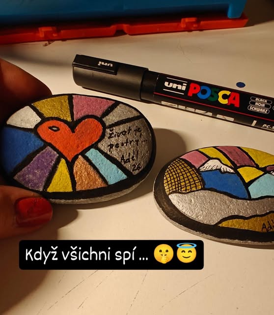 Z celého srdce — malované kamínky